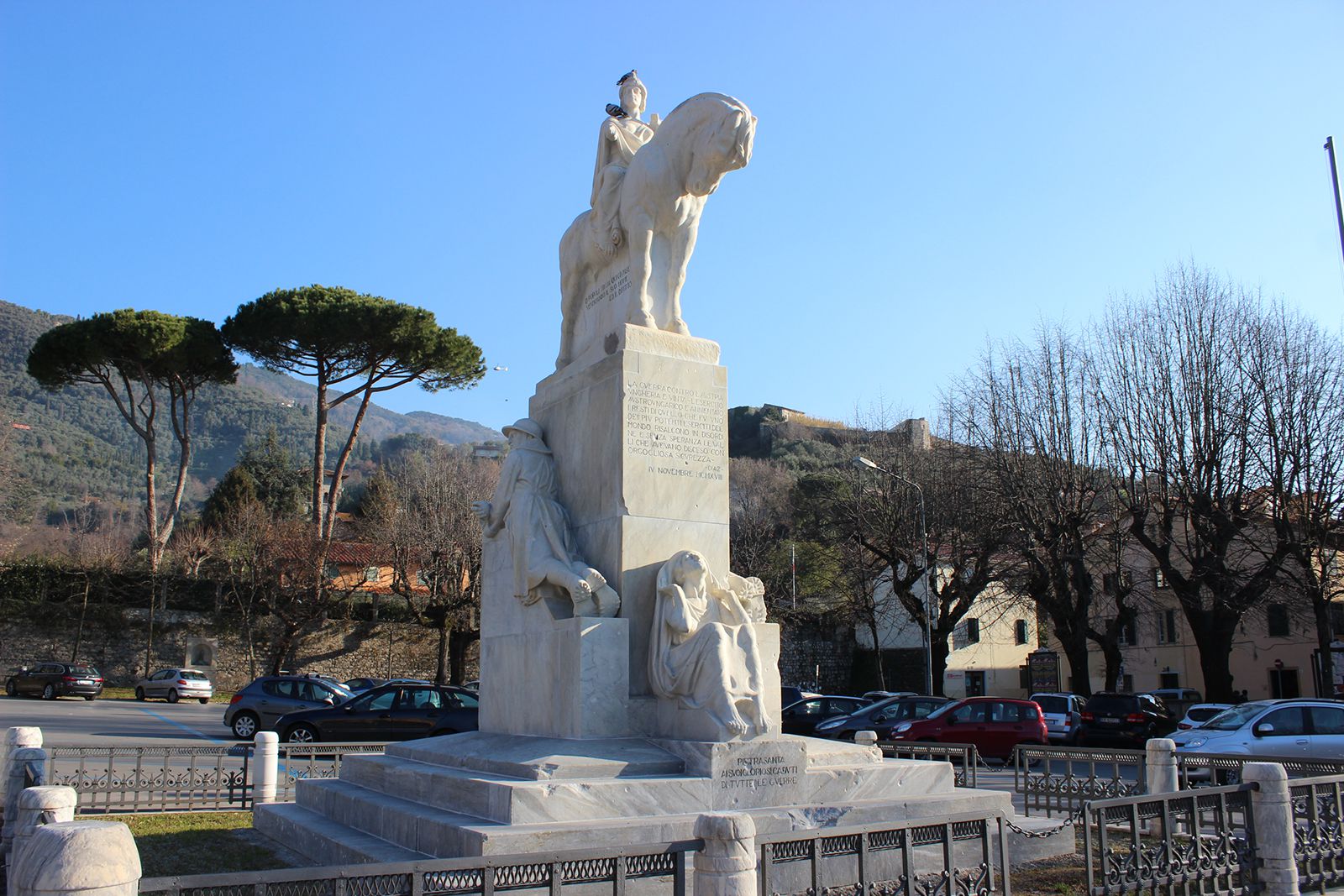 monumento mutilato restaurato pietrasanta