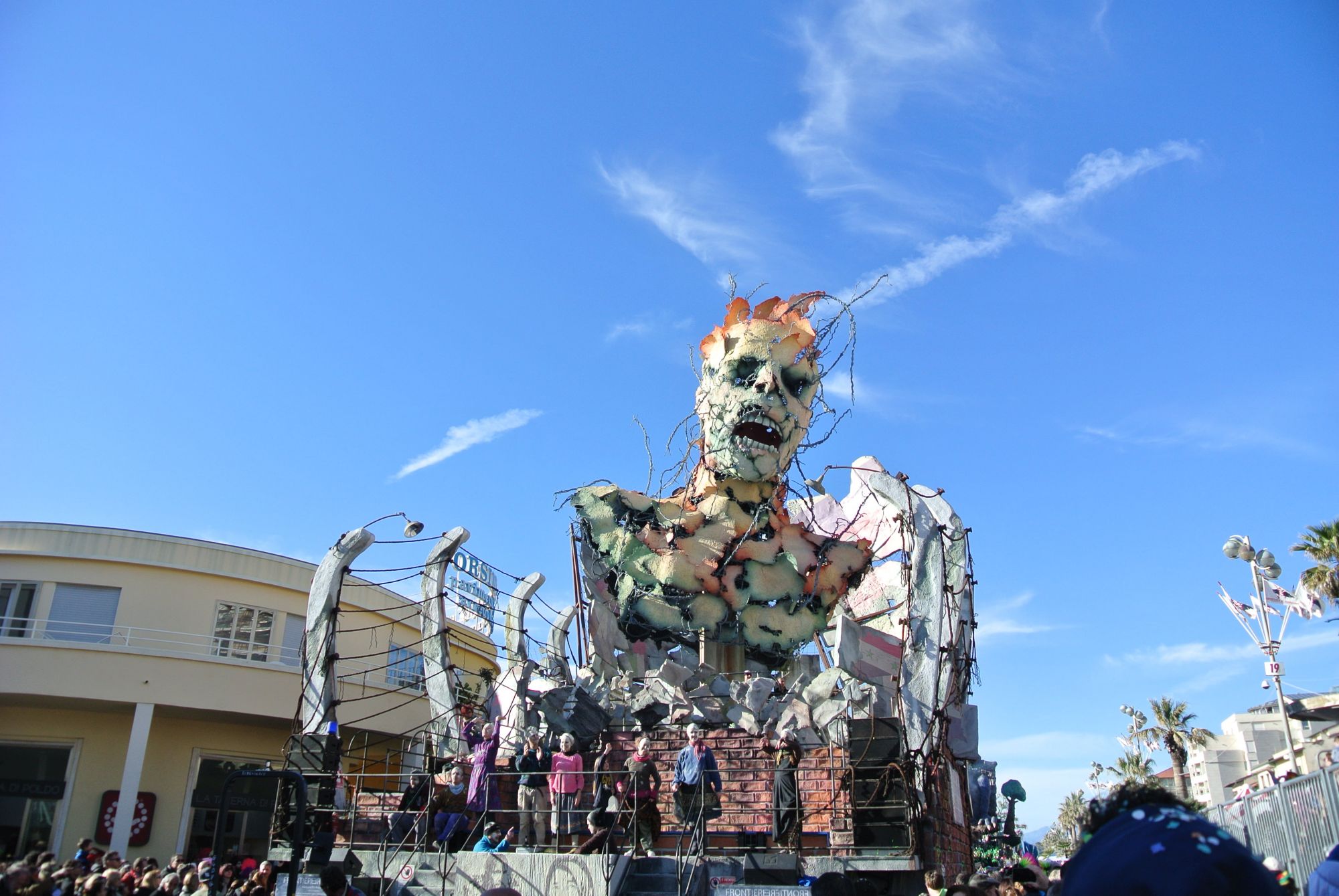 Carnevale di Viareggio 2017, terzo corso baciato dal sole