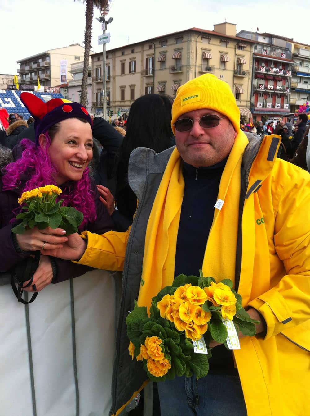 Carnevale di Viareggio, migliaia di fiori sul Martedì Grasso