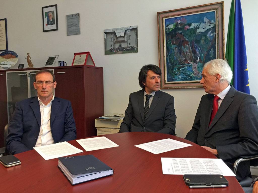 Il sindaco Riccardo Tarabella, l’assessore all’ambiente Dino Vené e il direttore generale di Ersu Walter Bresciani Gatti hanno incontrato la stampa questa mattina in Municipio a Seravezza, per fare il punto della situazione sulle modalità di gestione del ciclo dei rifiuti, analizzare i dati della raccolta differenziata, annunciare le novità che riguardano la lotta all’abbandono indiscriminato dei rifiuti e il servizio di spazzamento automatizzato delle strade. Dati raccolta differenziata La media annuale del 2016 tocca quota 72,1%. In crescita del 3% rispetto al 2015. In tema di raccolta differenziata Seravezza si conferma il comune più virtuoso della Versilia (e uno dei primi in Toscana), consolidando le buone pratiche in atto da tempo e migliorando in termini percentuali i risultati degli anni precedenti. I dati Ersu certificano che la media annuale della frazione differenziata nel 2016 è stata del 72,1% (5.079 tonnellate su un totale di 7.047), con un avanzamento di circa tre punti percentuali rispetto all’anno precedente. Nel secondo semestre, vale a dire dopo l’insediamento dell’Amministrazione Tarabella, la percentuale media è stata superiore a quella annuale (72,6%), mai scesa sotto il 70% nel dettaglio mensile. I dati di inizio 2017, non ancora ufficiali, danno una sostanziale conferma dei livelli raggiunti. Lotta all’abbandono indiscriminato Raddoppia il numero delle telecamere mobili. Da agosto emesse 40 maxi-sanzioni. Il comportamento civile, responsabile e collaborativo della stragrande maggioranza dei cittadini di Seravezza è messo in ombra dall’atteggiamento di una minoranza che ancora fatica ad accettare le regole, danneggiando in tal modo la collettività sul piano economico e dell’immagine. Per questo, l’Amministrazione Comunale dà un’ulteriore stretta ai controlli. Già deciso il raddoppio delle telecamere mobili attive sul territorio, adottate a partire dal mese di settembre e risultate efficaci per dare un volto ai cosiddetti “furbetti di paese”. Ad oggi sono state elevate 40 maxisanzioni per l’abbandono incontrollato di rifiuti (da un minimo di 100 a un massimo di 600 euro; pagamento in misura ridotta di 200 euro) e per l’abbandono di rifiuti ingombranti (200-1200 euro; pagamento in misura ridotta di 400 euro). Sempre più efficaci i posizionamenti e i monitoraggi, gestiti sulla base delle segnalazioni raccolte dalla polizia municipale e dall’ufficio ambiente. Allo studio adeguate misure per combattere il fenomeno degli abbandoni anche nelle aree pedonali. Spazzamento meccanizzato Servizio potenziato nel capoluogo e nella piana ed esteso anche alla montagna. Lo spazzamento meccanizzato delle strade è stato svolto fino ad oggi solo nel capoluogo e nella piana, con tre passaggi settimanali da 2 ore effettive ciascuno (Seravezza-Corvaia il lunedì, Ripa-Pozzi-Marzocchino il venerdì, Querceta il sabato) e con l’impiego del solo mezzo meccanico. Nel capoluogo e nella piana, restando fermi i tre passaggi, i tempi operativi vengono adesso raddoppiati (4 ore) e al mezzo meccanico si aggiunge il supporto di un operatore con “soffione” che agevola e rende più efficace il lavoro della macchina. Il servizio viene inoltre esteso alla montagna, sempre con spazzatrice più operatore, per 4 ore effettive settimanali: il primo giovedì del mese riguarderà i paesi di Giustagnana e Fabbiano; il secondo giovedì La Cappella e Azzano; il terzo Minazzana e Basati; il quarto Ruosina e Cerreta Sant’Antonio. Lo spazzamento interesserà i centri abitati, ma anche la viabilità principale di accesso, in particolar modo la strada della montagna. Costo previsto per le nuove modalità di svolgimento del servizio: 38 mila euro annui. “Nel nostro programma elettorale - commenta il Sindaco Riccardo Tarabella - e di mandato l’ambiente si colloca al secondo posto dopo la protezione del territorio e delle persone. Per noi è quindi un settore fondamentale e le attività che lo investono sono prioritarie. Possiamo contare su un ottimo rapporto di collaborazione con Ersu e sul buon lavoro svolto dagli uffici e dall’assessorato. Crediamo di essere sulla strada giusta e i risultati, in particolare quelli della raccolta differenziata, ce lo dimostrano. Andremo avanti con determinazione e con l’intento di far sentire questa nostra determinazione ai cittadini, sia a quelli corretti e responsabili che rispettano le regole, consegnando loro un territorio sempre più pulito ed accogliente, sia ai cosiddetti “furbetti di paese” con i quali saremo ancor più inflessibili.” “Uno dei fronti più caldi – afferma l’assessore Dino Vené - è quello dell’abbandono incontrollato dei rifiuti, con due tipologie principali di problema: l’uso non corretto dei cestini gettacarta in aree urbane, spesso erroneamente utilizzati per conferire rifiuti domestici, e gli elettrodomestici e gli ingombranti lasciati ai margini delle strade in certe zone del Comune. Tutto questo costa disagio, bruttura, inquinamento, ma anche qualche decina di migliaia di euro ogni anno a carico dell’intera comunità. L’impiego delle telecamere a partire dallo scorso settembre ha dato i primi risultati. Adesso aumentiamo il numero delle telecamere ed intensifichiamo i controlli. Allo stesso tempo rafforziamo la campagna informativa. Partirà a breve un ciclo di incontri pubblici nelle frazioni per illustrare ai cittadini modalità e benefici di una corretta gestione dei rifiuti.” “Al di là del dato relativo alla raccolta differenziata, - commenta il direttore Ersu Walter Bresciani Gatti - metto in evidenza come nel Comune di Seravezza nel corso del 2016 sia calata del 16,3% la produzione di rifiuti indifferenziati. Un dato estremamente significativo, che porta la produzione annua pro capite a 122 kg, collocando Seravezza ai vertici della classifica nazionale dei Comuni con la più bassa produzione di rifiuti per abitante. Un grosso contributo è venuto dall’attivazione della raccolta di prossimità in montagna, un modello che funziona e che intendiamo sviluppare. Le economie che derivano dal calo della produzione dei rifiuti consentono di fare nuovi investimenti com’è il caso dello spazzamento meccanizzato che il Comune ha deciso di potenziare nel capoluogo e nella piana e di estendere anche ai paesi della montagna. Un punto di svolta verso un ulteriore salto di qualità.”