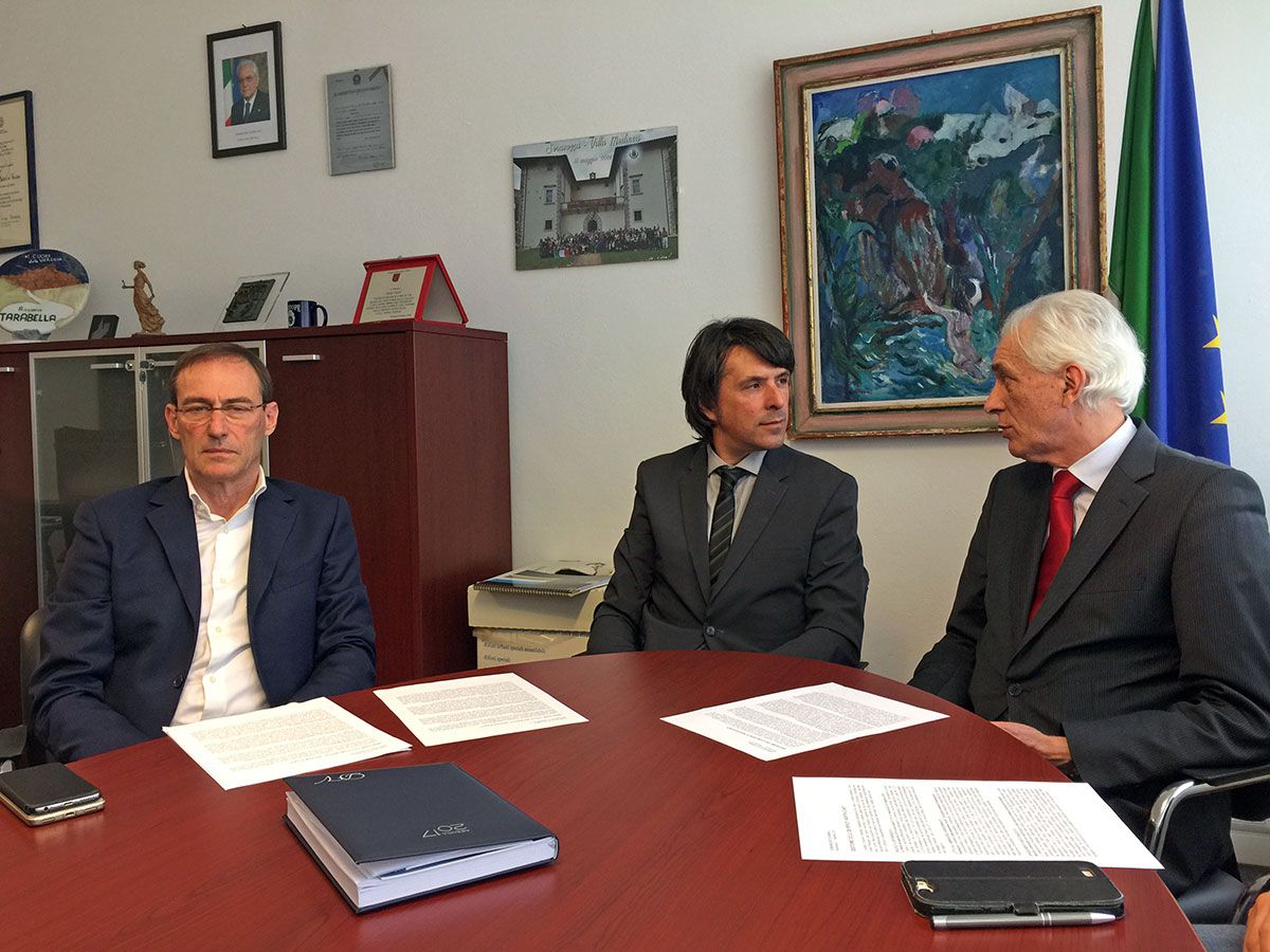 Il sindaco Riccardo Tarabella, l’assessore all’ambiente Dino Vené e il direttore generale di Ersu Walter Bresciani Gatti hanno incontrato la stampa questa mattina in Municipio a Seravezza, per fare il punto della situazione sulle modalità di gestione del ciclo dei rifiuti, analizzare i dati della raccolta differenziata, annunciare le novità che riguardano la lotta all’abbandono indiscriminato dei rifiuti e il servizio di spazzamento automatizzato delle strade. Dati raccolta differenziata La media annuale del 2016 tocca quota 72,1%. In crescita del 3% rispetto al 2015. In tema di raccolta differenziata Seravezza si conferma il comune più virtuoso della Versilia (e uno dei primi in Toscana), consolidando le buone pratiche in atto da tempo e migliorando in termini percentuali i risultati degli anni precedenti. I dati Ersu certificano che la media annuale della frazione differenziata nel 2016 è stata del 72,1% (5.079 tonnellate su un totale di 7.047), con un avanzamento di circa tre punti percentuali rispetto all’anno precedente. Nel secondo semestre, vale a dire dopo l’insediamento dell’Amministrazione Tarabella, la percentuale media è stata superiore a quella annuale (72,6%), mai scesa sotto il 70% nel dettaglio mensile. I dati di inizio 2017, non ancora ufficiali, danno una sostanziale conferma dei livelli raggiunti. Lotta all’abbandono indiscriminato Raddoppia il numero delle telecamere mobili. Da agosto emesse 40 maxi-sanzioni. Il comportamento civile, responsabile e collaborativo della stragrande maggioranza dei cittadini di Seravezza è messo in ombra dall’atteggiamento di una minoranza che ancora fatica ad accettare le regole, danneggiando in tal modo la collettività sul piano economico e dell’immagine. Per questo, l’Amministrazione Comunale dà un’ulteriore stretta ai controlli. Già deciso il raddoppio delle telecamere mobili attive sul territorio, adottate a partire dal mese di settembre e risultate efficaci per dare un volto ai cosiddetti “furbetti di paese”. Ad oggi sono state elevate 40 maxisanzioni per l’abbandono incontrollato di rifiuti (da un minimo di 100 a un massimo di 600 euro; pagamento in misura ridotta di 200 euro) e per l’abbandono di rifiuti ingombranti (200-1200 euro; pagamento in misura ridotta di 400 euro). Sempre più efficaci i posizionamenti e i monitoraggi, gestiti sulla base delle segnalazioni raccolte dalla polizia municipale e dall’ufficio ambiente. Allo studio adeguate misure per combattere il fenomeno degli abbandoni anche nelle aree pedonali. Spazzamento meccanizzato Servizio potenziato nel capoluogo e nella piana ed esteso anche alla montagna. Lo spazzamento meccanizzato delle strade è stato svolto fino ad oggi solo nel capoluogo e nella piana, con tre passaggi settimanali da 2 ore effettive ciascuno (Seravezza-Corvaia il lunedì, Ripa-Pozzi-Marzocchino il venerdì, Querceta il sabato) e con l’impiego del solo mezzo meccanico. Nel capoluogo e nella piana, restando fermi i tre passaggi, i tempi operativi vengono adesso raddoppiati (4 ore) e al mezzo meccanico si aggiunge il supporto di un operatore con “soffione” che agevola e rende più efficace il lavoro della macchina. Il servizio viene inoltre esteso alla montagna, sempre con spazzatrice più operatore, per 4 ore effettive settimanali: il primo giovedì del mese riguarderà i paesi di Giustagnana e Fabbiano; il secondo giovedì La Cappella e Azzano; il terzo Minazzana e Basati; il quarto Ruosina e Cerreta Sant’Antonio. Lo spazzamento interesserà i centri abitati, ma anche la viabilità principale di accesso, in particolar modo la strada della montagna. Costo previsto per le nuove modalità di svolgimento del servizio: 38 mila euro annui. “Nel nostro programma elettorale - commenta il Sindaco Riccardo Tarabella - e di mandato l’ambiente si colloca al secondo posto dopo la protezione del territorio e delle persone. Per noi è quindi un settore fondamentale e le attività che lo investono sono prioritarie. Possiamo contare su un ottimo rapporto di collaborazione con Ersu e sul buon lavoro svolto dagli uffici e dall’assessorato. Crediamo di essere sulla strada giusta e i risultati, in particolare quelli della raccolta differenziata, ce lo dimostrano. Andremo avanti con determinazione e con l’intento di far sentire questa nostra determinazione ai cittadini, sia a quelli corretti e responsabili che rispettano le regole, consegnando loro un territorio sempre più pulito ed accogliente, sia ai cosiddetti “furbetti di paese” con i quali saremo ancor più inflessibili.” “Uno dei fronti più caldi – afferma l’assessore Dino Vené - è quello dell’abbandono incontrollato dei rifiuti, con due tipologie principali di problema: l’uso non corretto dei cestini gettacarta in aree urbane, spesso erroneamente utilizzati per conferire rifiuti domestici, e gli elettrodomestici e gli ingombranti lasciati ai margini delle strade in certe zone del Comune. Tutto questo costa disagio, bruttura, inquinamento, ma anche qualche decina di migliaia di euro ogni anno a carico dell’intera comunità. L’impiego delle telecamere a partire dallo scorso settembre ha dato i primi risultati. Adesso aumentiamo il numero delle telecamere ed intensifichiamo i controlli. Allo stesso tempo rafforziamo la campagna informativa. Partirà a breve un ciclo di incontri pubblici nelle frazioni per illustrare ai cittadini modalità e benefici di una corretta gestione dei rifiuti.” “Al di là del dato relativo alla raccolta differenziata, - commenta il direttore Ersu Walter Bresciani Gatti - metto in evidenza come nel Comune di Seravezza nel corso del 2016 sia calata del 16,3% la produzione di rifiuti indifferenziati. Un dato estremamente significativo, che porta la produzione annua pro capite a 122 kg, collocando Seravezza ai vertici della classifica nazionale dei Comuni con la più bassa produzione di rifiuti per abitante. Un grosso contributo è venuto dall’attivazione della raccolta di prossimità in montagna, un modello che funziona e che intendiamo sviluppare. Le economie che derivano dal calo della produzione dei rifiuti consentono di fare nuovi investimenti com’è il caso dello spazzamento meccanizzato che il Comune ha deciso di potenziare nel capoluogo e nella piana e di estendere anche ai paesi della montagna. Un punto di svolta verso un ulteriore salto di qualità.”