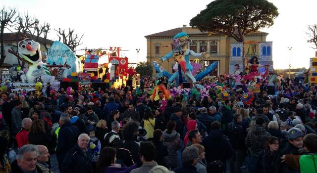 Il Carnevale Pietrasantino scalda i motori, fra sfilate e canzonetta