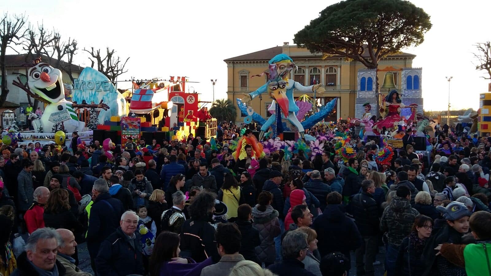 Carnevale Pietrasantino. La Lanterna trionfa nei carri, Strettoia nelle mascherate