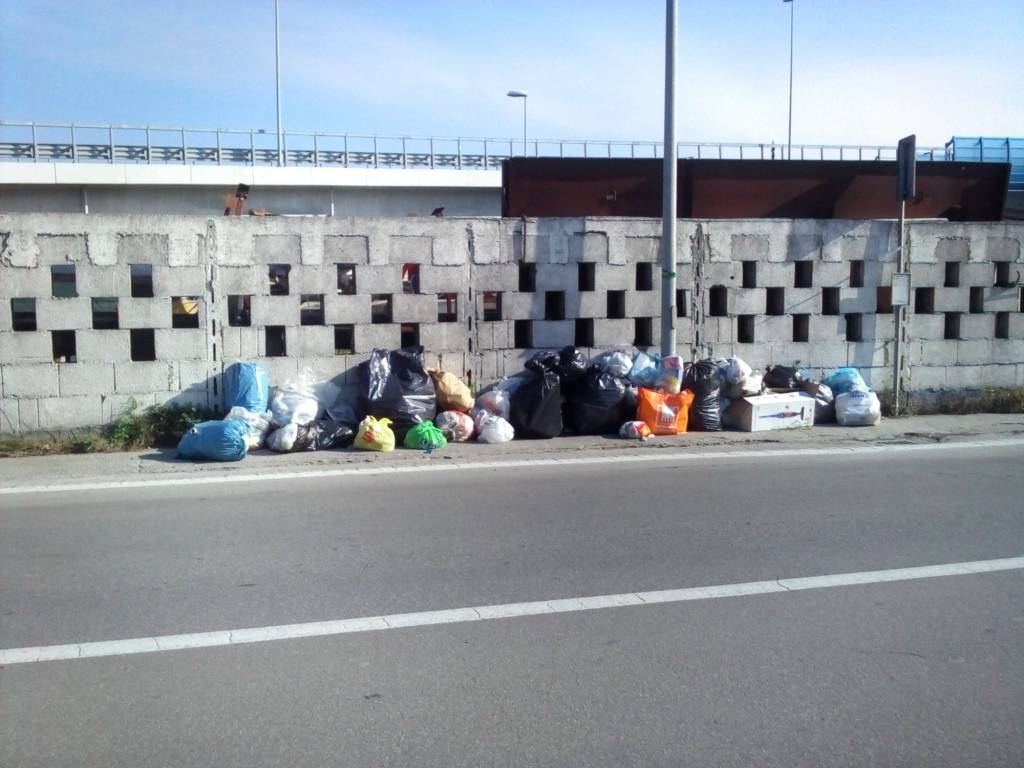 rifiuti spazzatura via pisano viareggioSEA