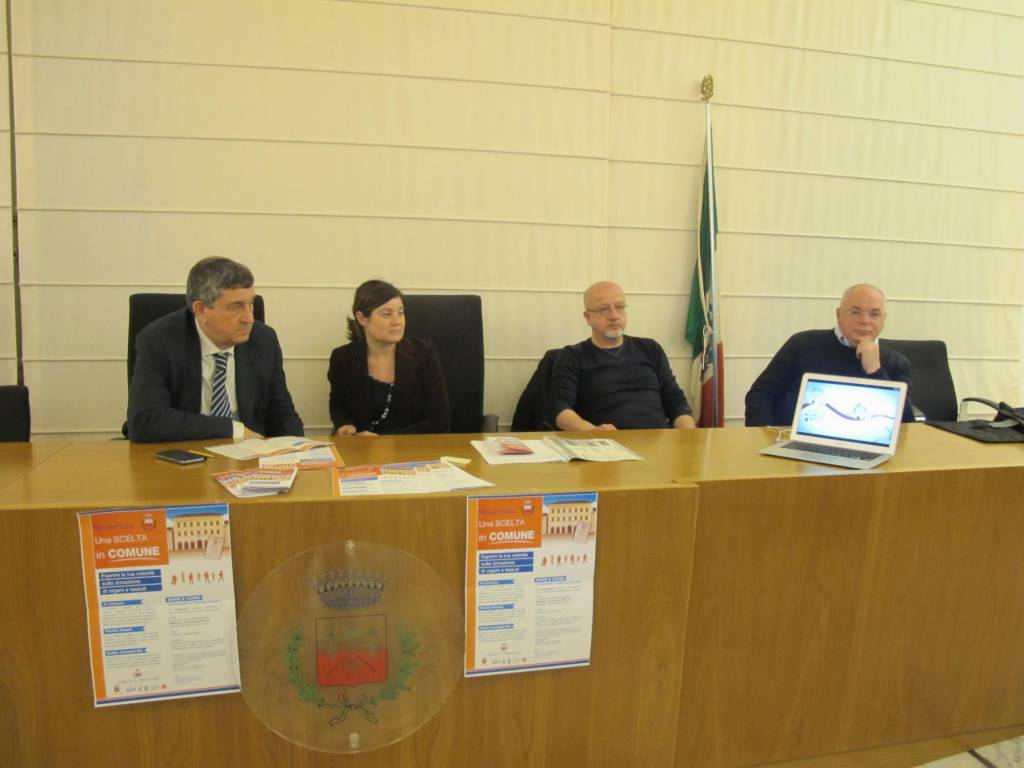 Da oggi, 1 febbraio, il Comune di Massarosa, presso l’anagrafe, mette a disposizione di tutti i cittadini del comune un nuovo servizio. Al momento del rilascio o il rinnovo della carta d’identità, sarà possibile esprimere il proprio consenso alla donazione di organi e tessuti al momento del decesso. Con apposita documentazione, disponibile all’anagrafe, il cittadino verrà iscritto ad una banca dati nazionale che permetterà di soddisfare in maniera più ordinata e veloce le necessità di trapianto. “Si tratta - ha spiegato l’assessora al sociale Simona Barsotti - di una nuova modalità per dichiarare la propria volontà rispetto alla donazione di organi e tessuti, che abbiamo attivato aderendo al progetto “Una scelta in Comune”, realizzato dalla Regione Toscana in collaborazione con i Comuni, Anci Toscana, Federsanità Anci, Centro Nazionale Trapianti e AIDO, che amplia le possibilità di registrazione della volontà agli uffici anagrafe comunali. Un’iniziativa volta a sensibilizzare sul tema delle donazioni degli organi, che il cittadino potrà, se vorrà, decidere di sposare, con la consapevolezza che la vita è un bene immane.” Come registrarsi Come spiegato dal consigliere delegato ai servizi demografici Leonardo Gilardetti, “Una scelta in comune”, è un nuovo servizio che permette al cittadino maggiorenne, all’atto del rilascio o rinnovo della carta d’identità, ma anche in un momento successivo, purché in possesso di una carta d’identità valida, di formalizzare in modo semplice, la volontà di iscirversi presso l’ufficio anagrafe comunale, sottoscrivendo la relativa dichiarazione. L’ufficiale d’anagrafe provvederà poi a riportare l’informazione fornita all’interno della procedura per l’emissione o rinnovo della carta. Il dato così acquisito è inviato telematicamente al Sistema informativo dei trapianti, per l’immediata consultazione da parte dei centri di coordinamento regionali. La volontà espressa dal cittadino resterà assolutamente anonima e non verrà riportata sul documento d’identità. “La donazione di organi e di tessuti rappresenta un atto di solidarietà verso il prossimo, un segno di grande civiltà - conclude il sindaco Franco Mungai -. Il trapianto può essere un’efficace terapia per alcune gravi malattie, e l’unica soluzione per patologie non altrimenti incurabili. Sono certo che i cittadini del nostro Comune, con la generosità verso il prossimo che li contraddistingue, aderiranno numerosi a questo progetto, come già fanno con le donazioni di sangue e le attività di volontariato”.