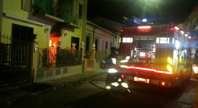 Incendio a Viareggio, black out e famiglie evacuate.