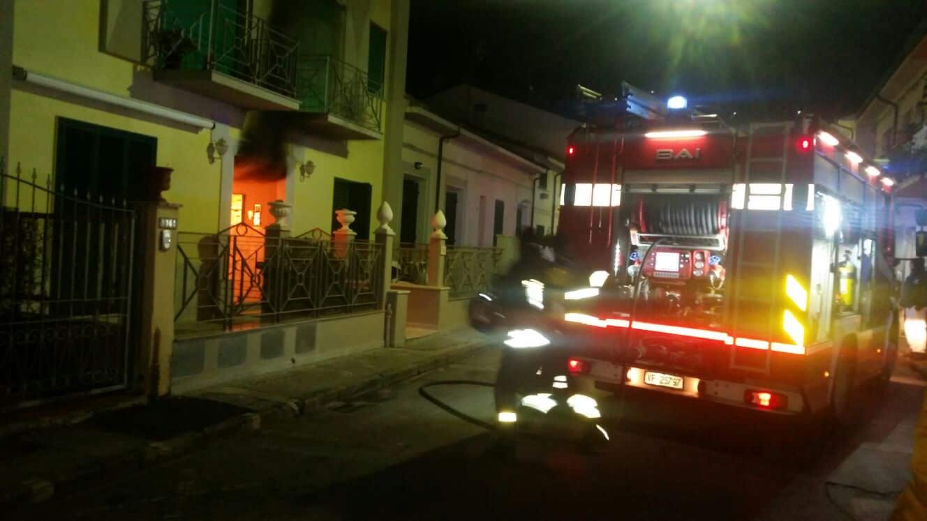 Incendio a Viareggio, black out e famiglie evacuate.