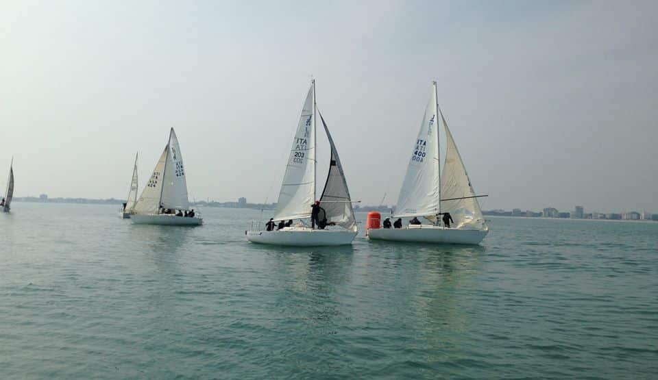 j24 Com 17 Magica Fata di Brusori e Frigerio consolida il comando all’Invernale Memorial Pirini di Cervia.