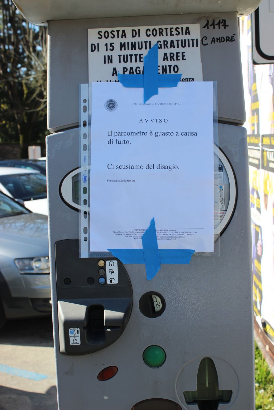 Banda dei parcometri in azione, scassate cinque macchinette a Pietrasanta
