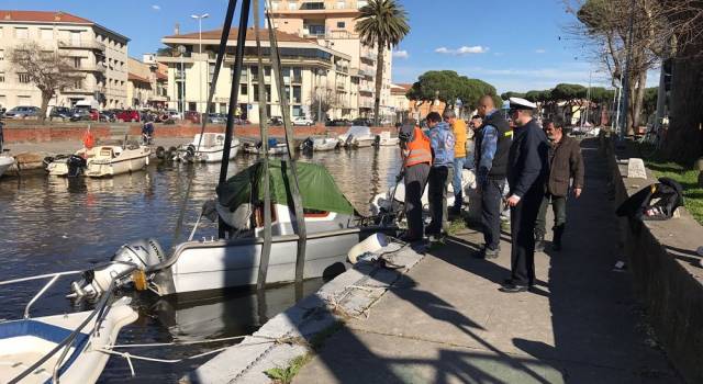 Barca affondata nel canale Burlamacca, recupero della Capitaneria