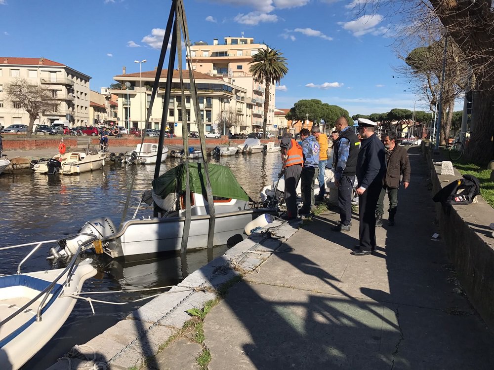 Barca affondata nel canale Burlamacca, recupero della Capitaneria