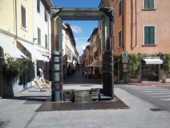 via di mezzo pietrasanta