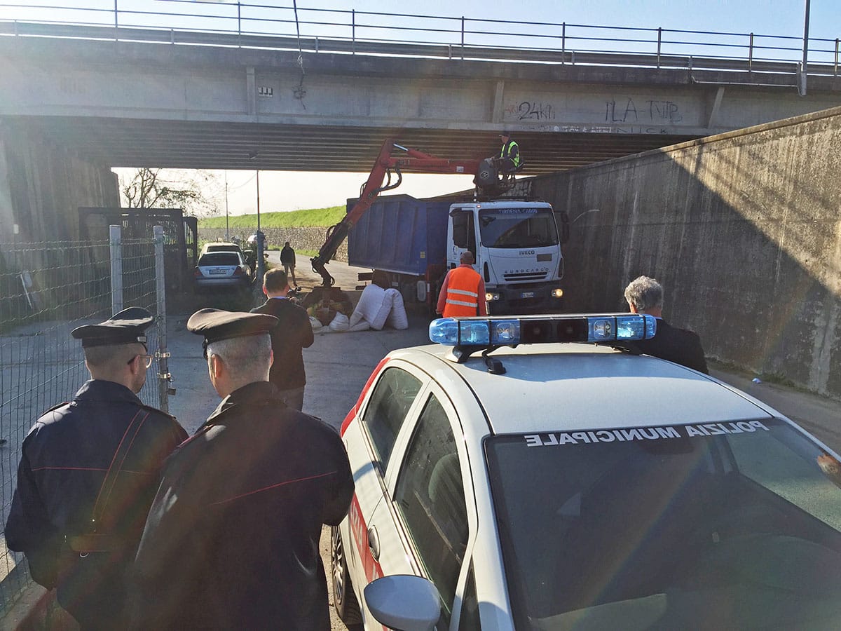 Sgomberato questa mattina l’accampamento rom sulle sponde del fiume Versilia a Querceta