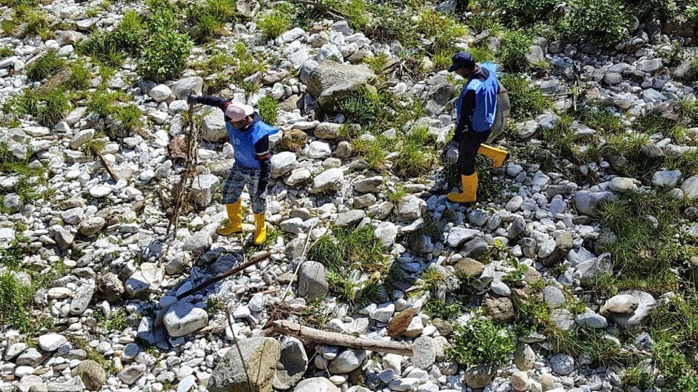 Lamiere, rifiuti, plastiche e una bicicletta… nei torrenti