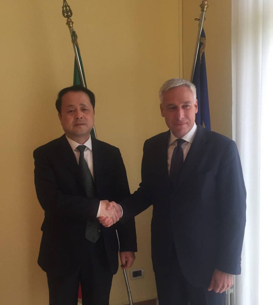 del ghingaro incontra console cinese
