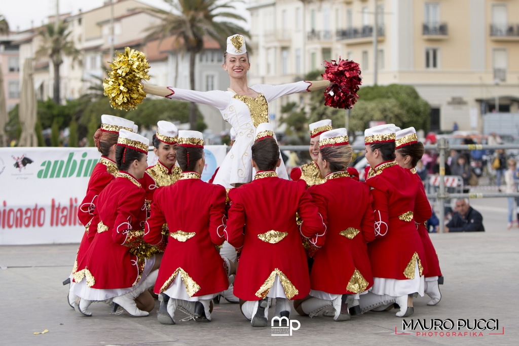 Lo spettacolo delle majorettes in piazza Mazzini. La fotogallery di Mauro Pucci