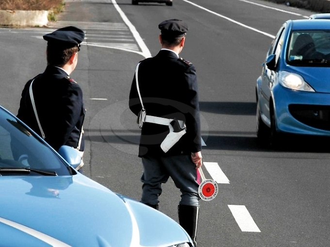 Si ribalta con l’auto sulla Firenze Mare al casello di Lucca Est