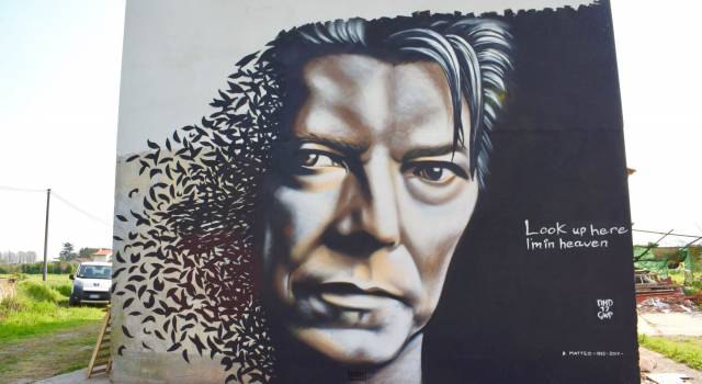 David Bowie, Camaiore ricorda la star con un enorme ritratto