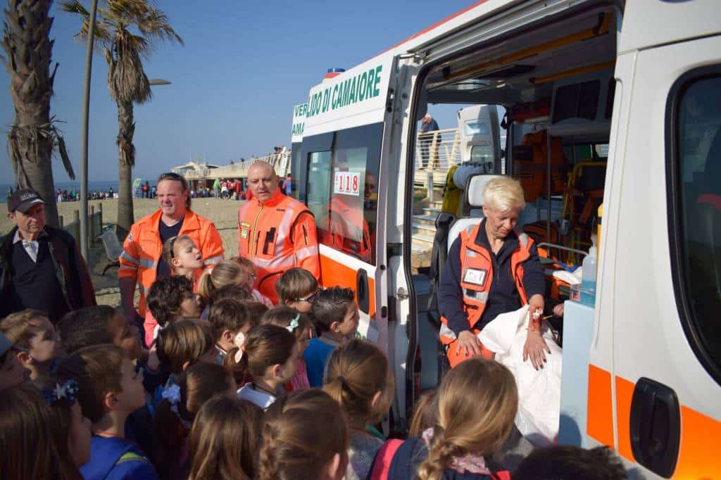 bambini spiaggia papà ti salvo io