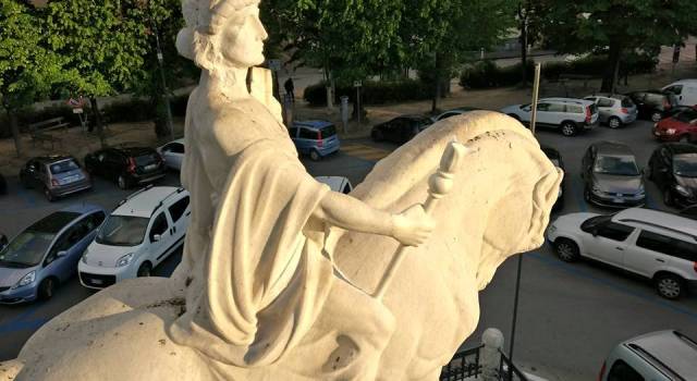 Monumento ai Caduti, ricostruito l’arto “mancante”