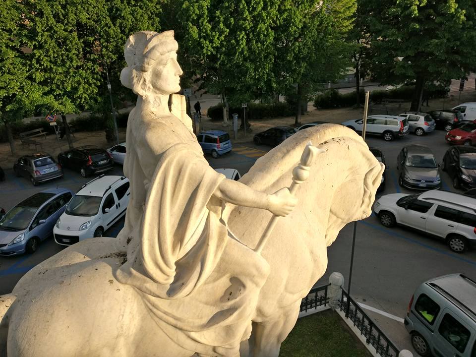 Monumento ai Caduti, ricostruito l’arto “mancante”