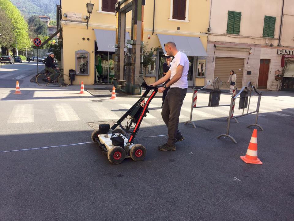 Alla ricerca di un antico pozzo a Pietrasanta, in azione il georilevatore