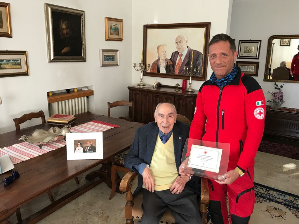 Il dottor Michele Lunardini premiato dalla Croce Rossa Italiana