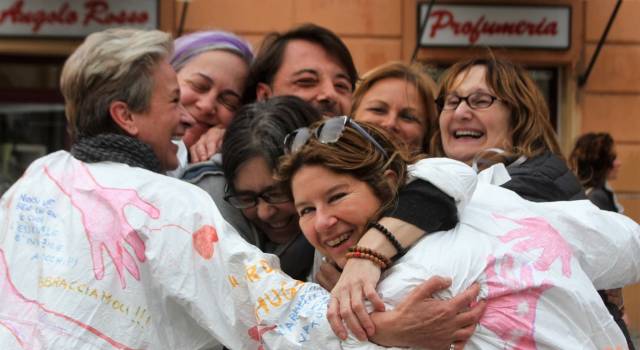 Abbracci gratis in Piazza Duomo per diffondere affetto e positività