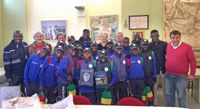 I calciatori dell’Afrique Internationale ricevuti in municipio a Seravezza