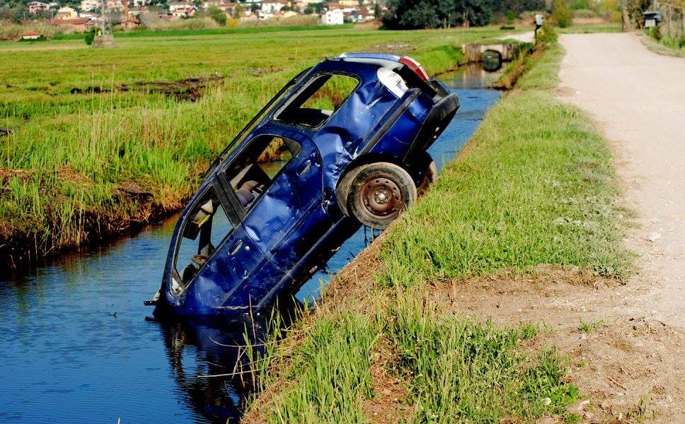 Auto abbandonata in un fosso in Bonifica