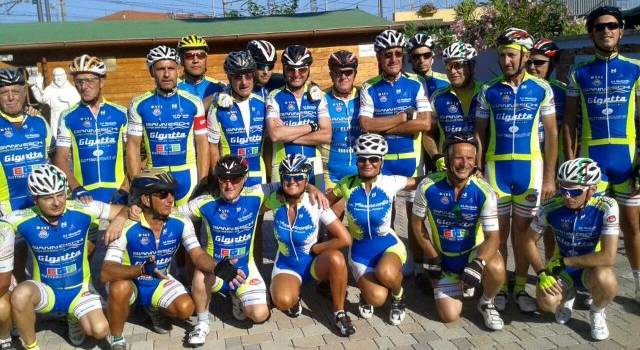 gruppo di capezzano che vanno in bicicletta