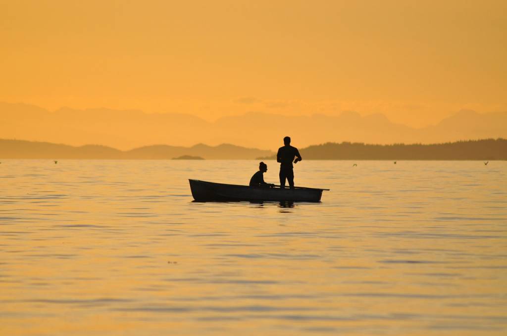 pesca turismo lago tramonto