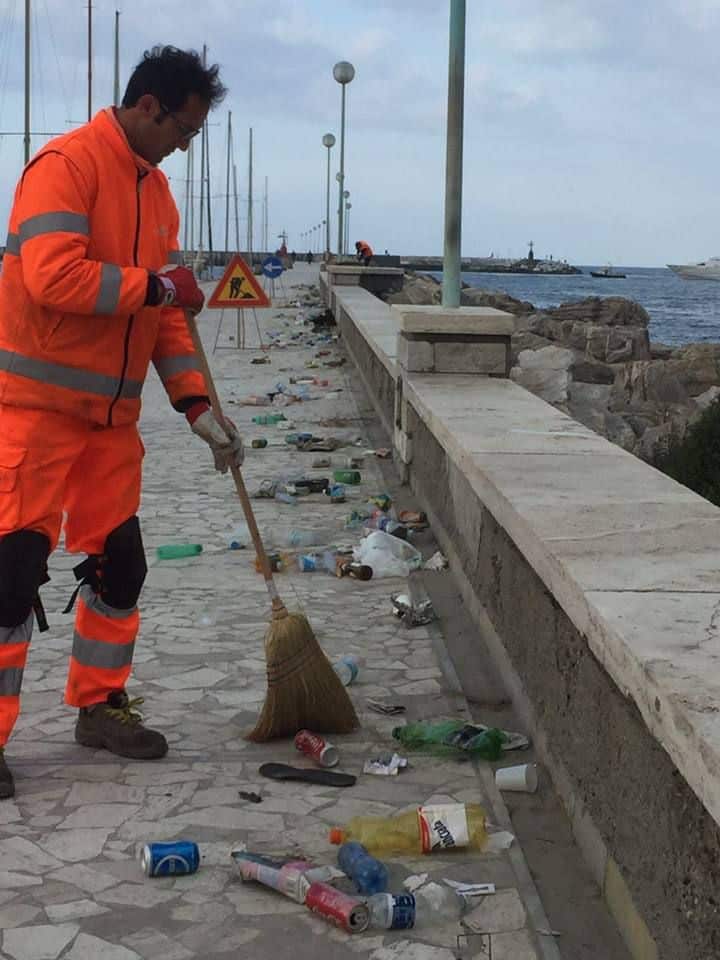 Pulizia straordinaria del molo di Viareggio, una scogliera di plastica e cartacce