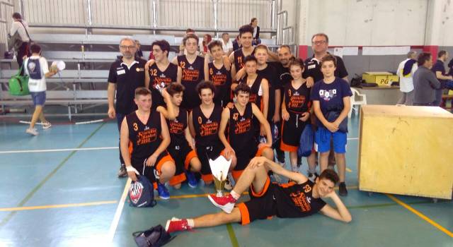 La squadra Under 15 del Versilia Basket vince il Quadrangolare di Canaletto La Spezia.