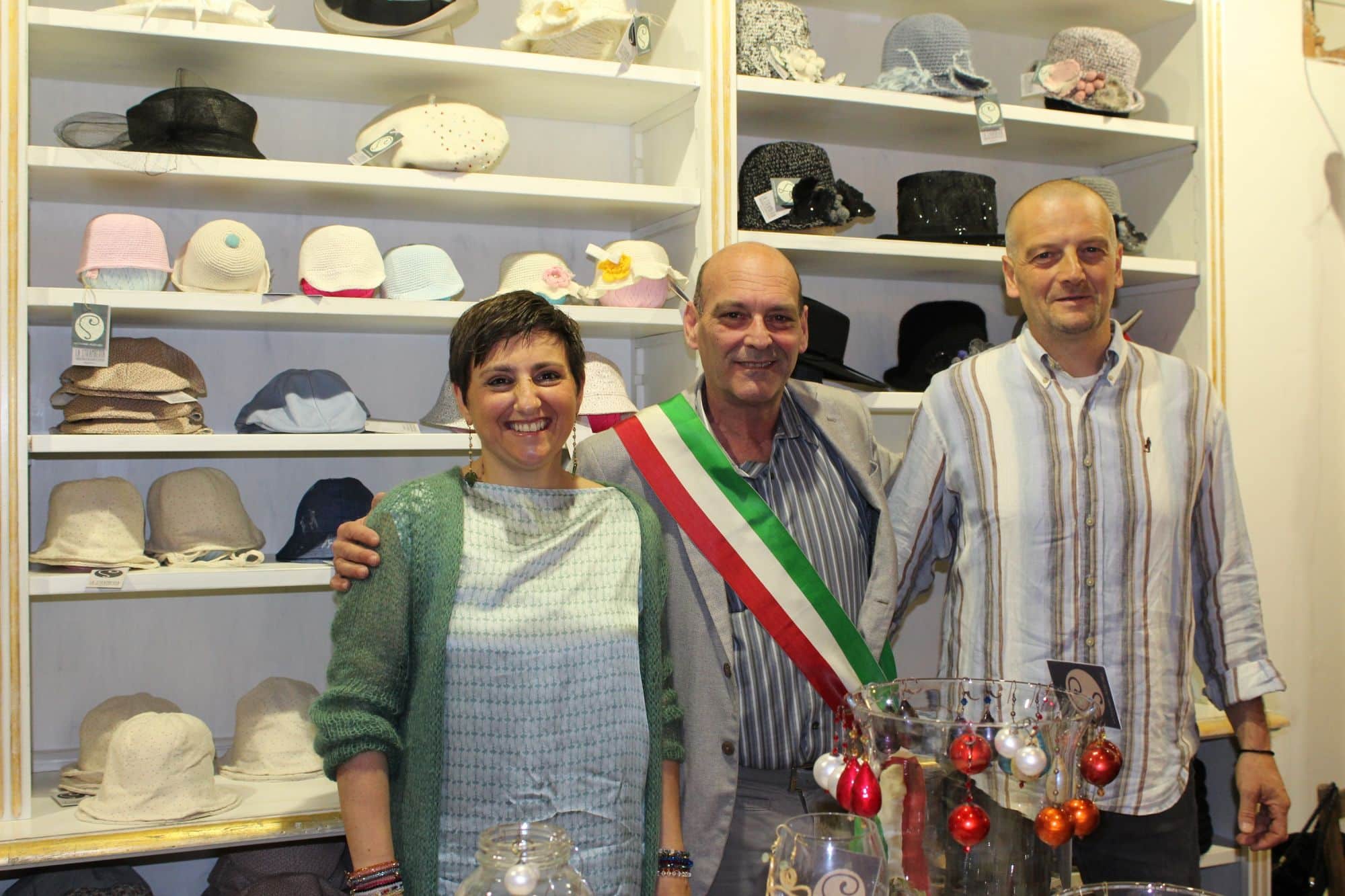 Cappelli pregiati e monili fatti a mano, a Pietrasanta apre “La Stramberia”