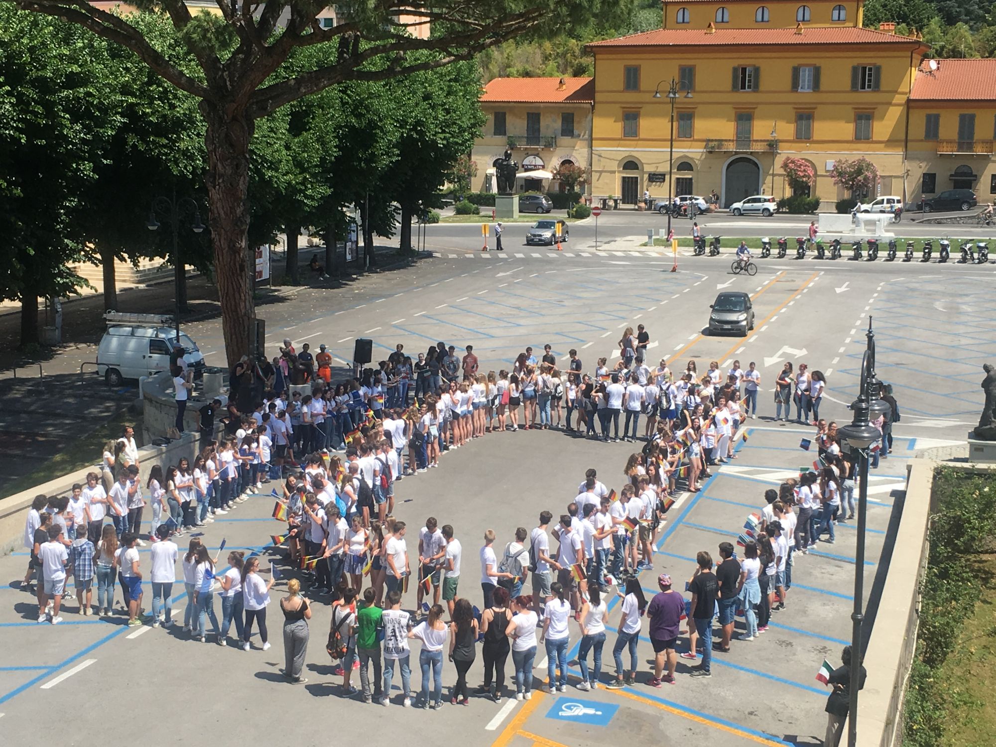 300 ragazzi in piazza per l’Europa, il flash mob dell’amicizia per una grande festa