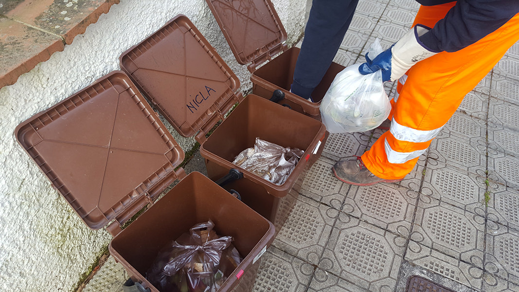 11mila bidoncini coi rifiuti sbagliati, Sea in tilt: “I cittadini hanno usato il calendario Ersu”