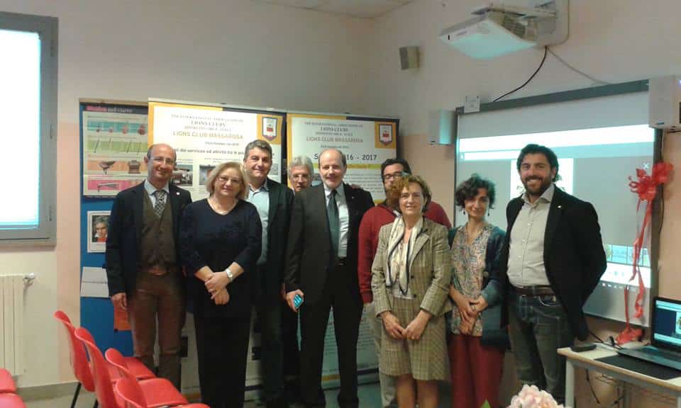 Lions Club di Massarosa dona una lavagna multimediale alla scuola