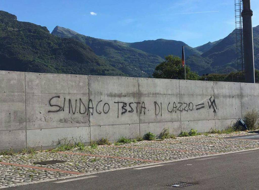 sindaco testa di cazzo graffito offensivo camaiore