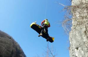 tragedia sulle alpi apuane soccorso alpino speleologico