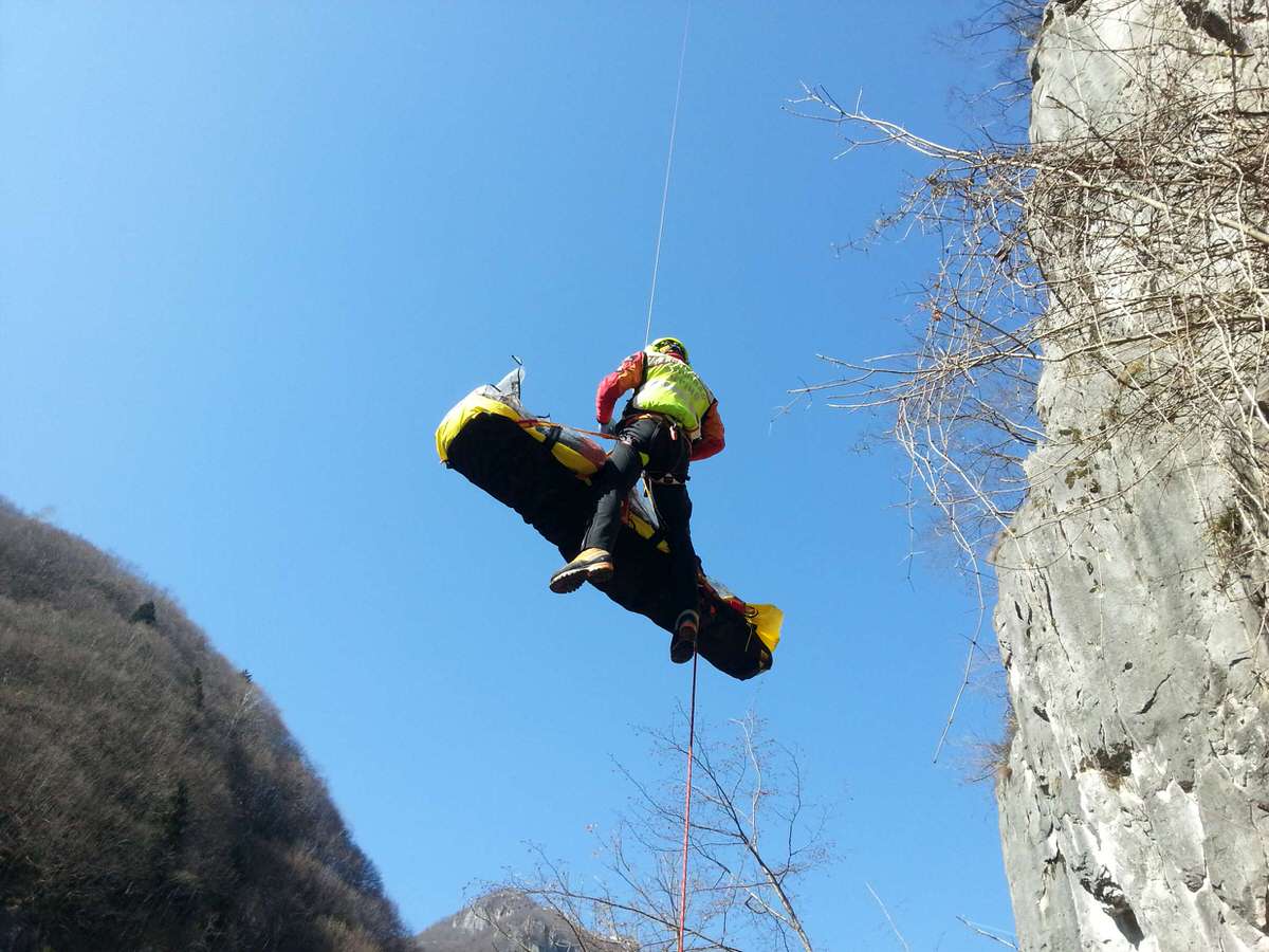 tragedia sulle alpi apuane soccorso alpino speleologico