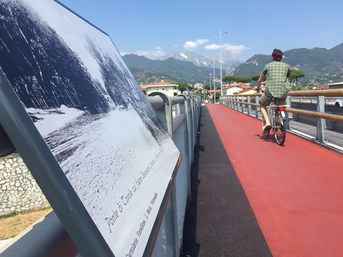 Pista ciclopedonale: installati otto pannelli con immagini d’epoca del Ponte di Tavole e della Via di Marina
