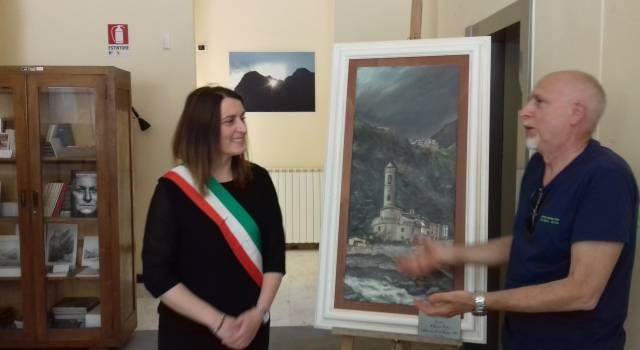 L’artista Umberto Salvatori dona un quadro per il 21° anniversario dell’alluvione a Cardoso