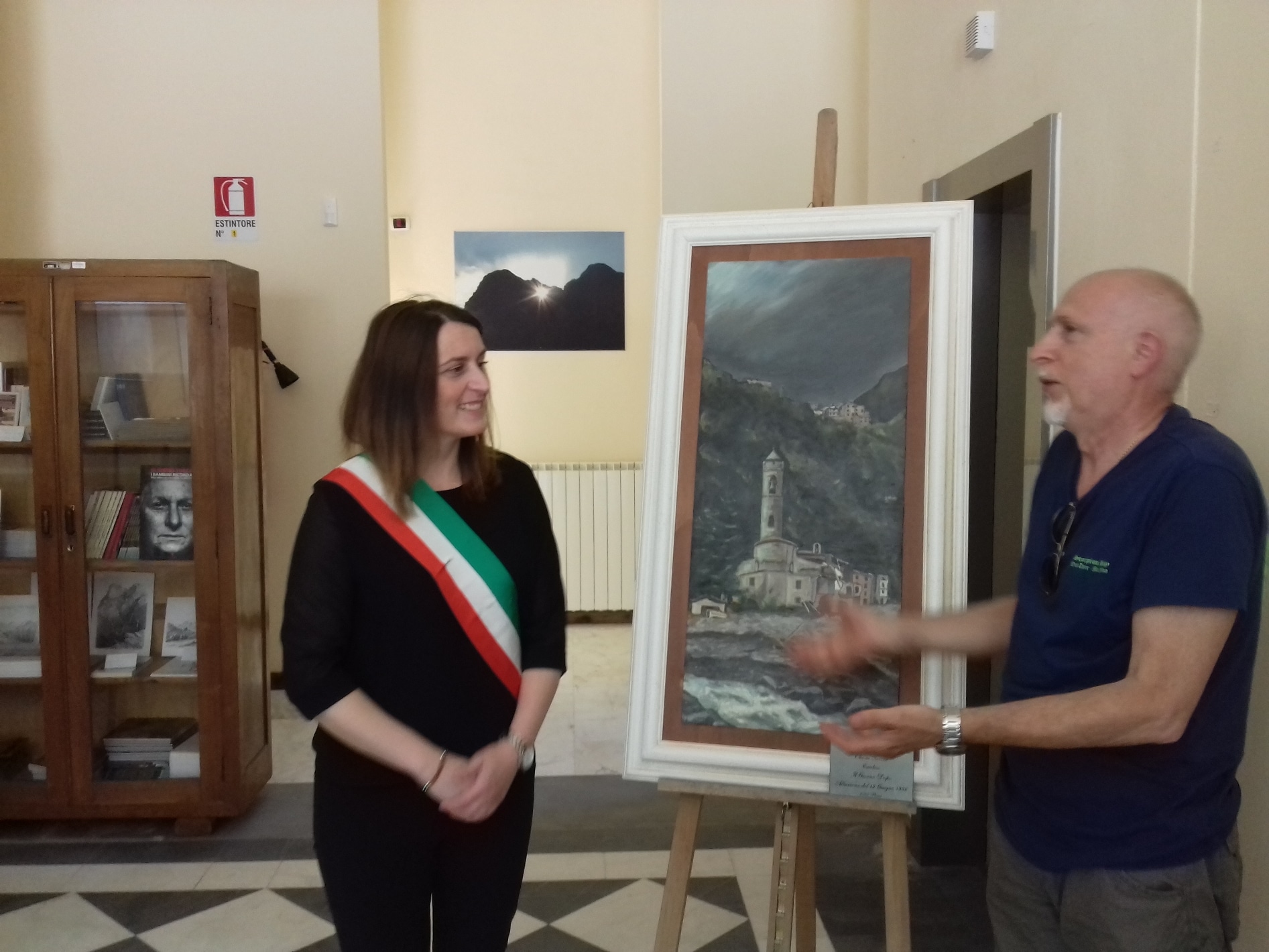 L’artista Umberto Salvatori dona un quadro per il 21° anniversario dell’alluvione a Cardoso