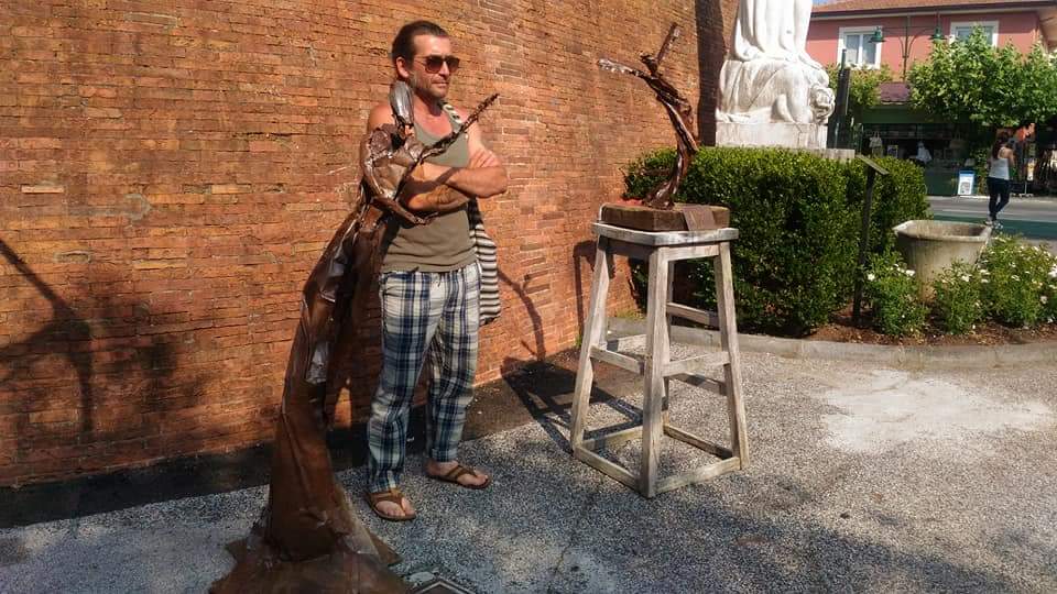 Alfio Bichi e le sue sculture all’ombra del Fortino.
