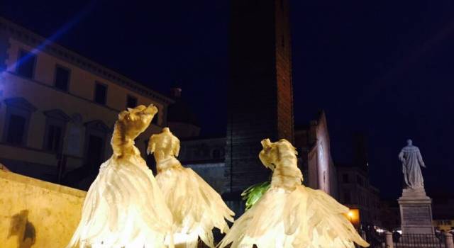 Ballerine che danzano nell&#8217;aria in piazza Duomo, un omaggio al Dap Festival