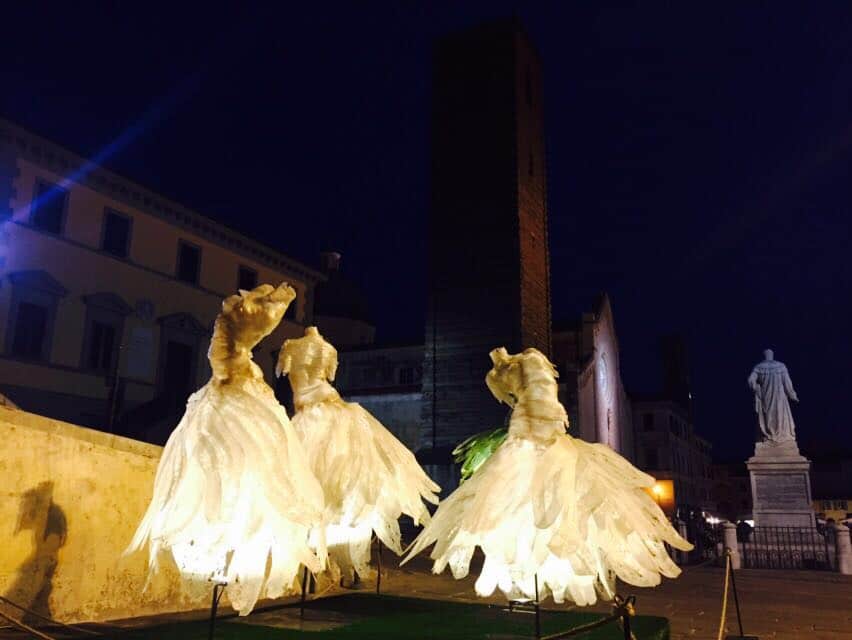 Ballerine che danzano nell’aria in piazza Duomo, un omaggio al Dap Festival