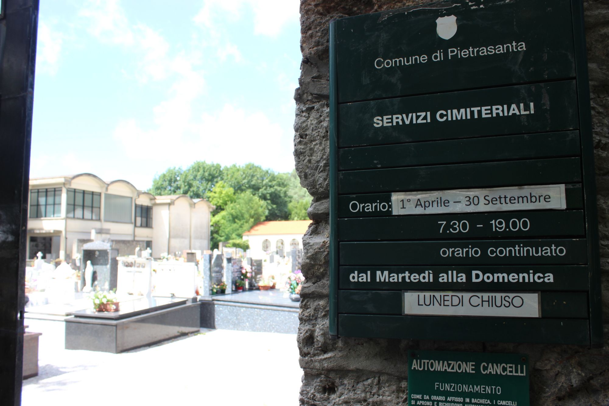 Sistemati infissi e loculi al cimitero di Strettoia