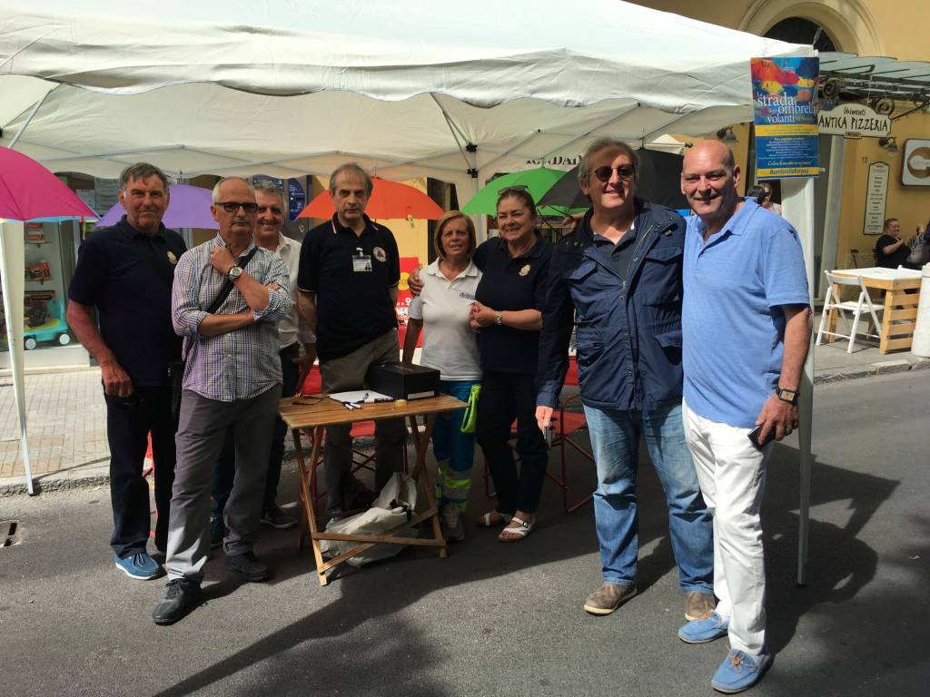 Foto ombrelli gazebo mercato
