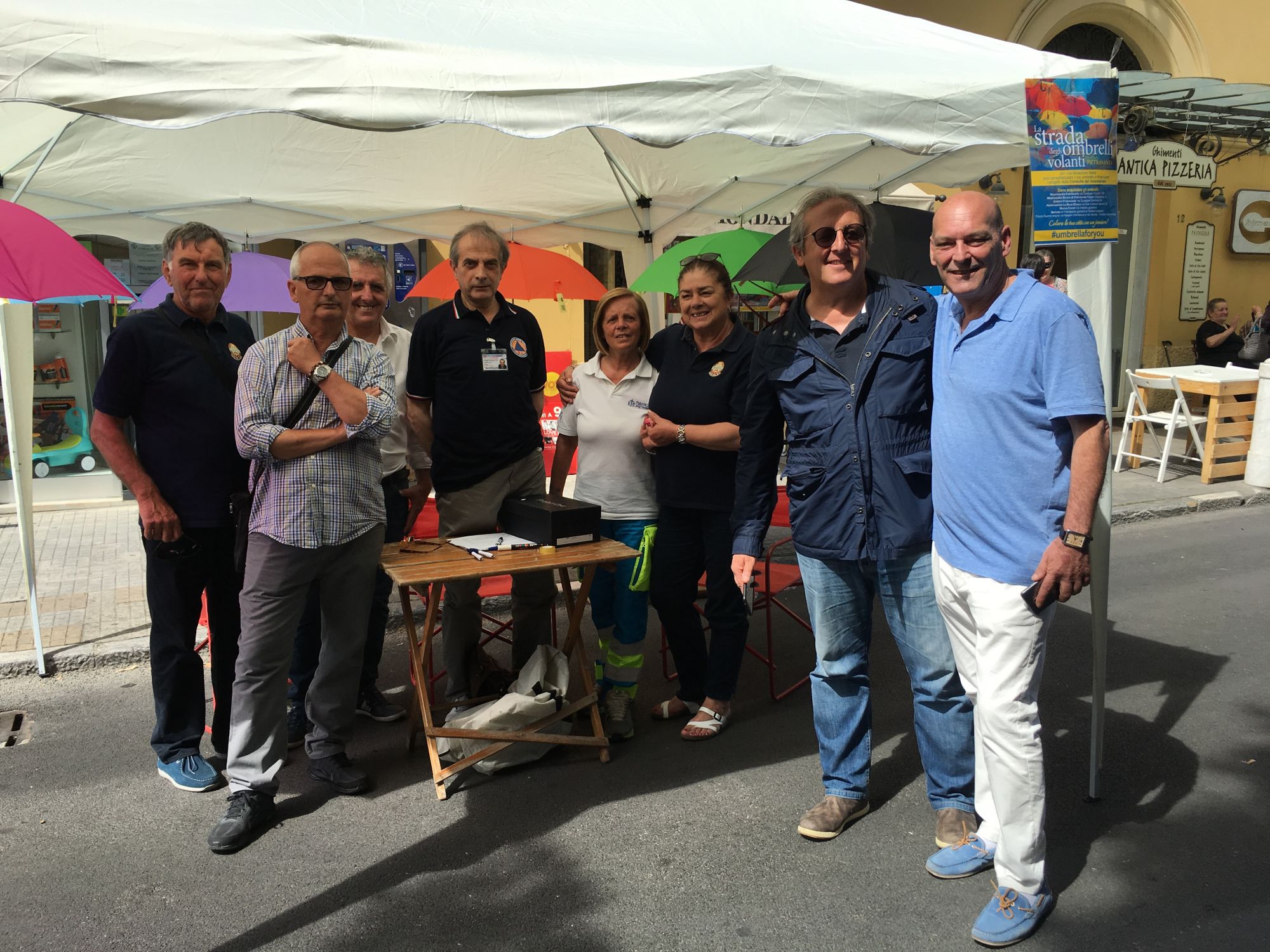 Foto ombrelli gazebo mercato